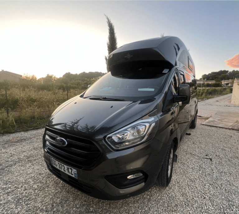 Camping-car Ford noir au coucher du soleil